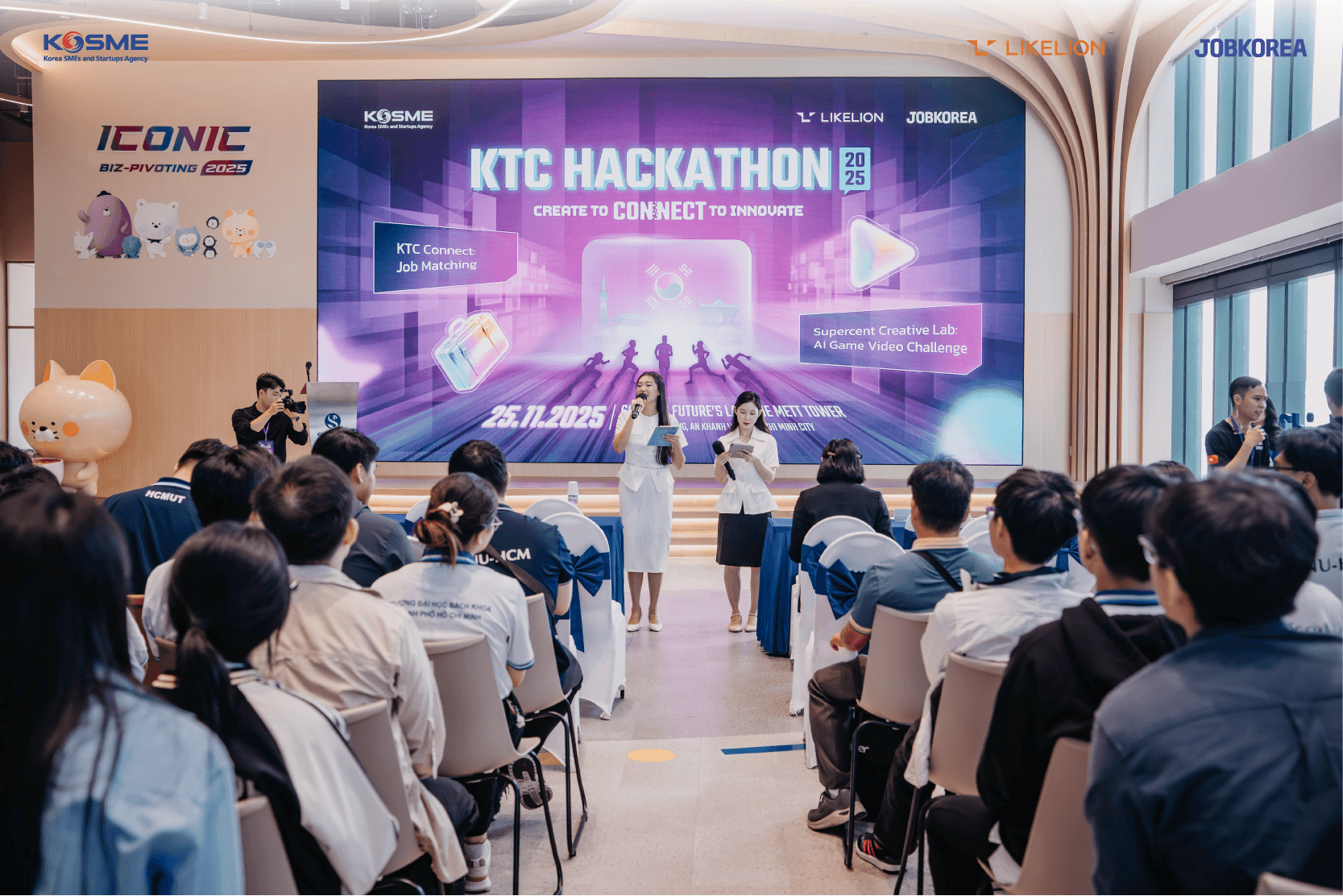 MC giới thiệu về sự kiện K-Tech College Hackathon 2025