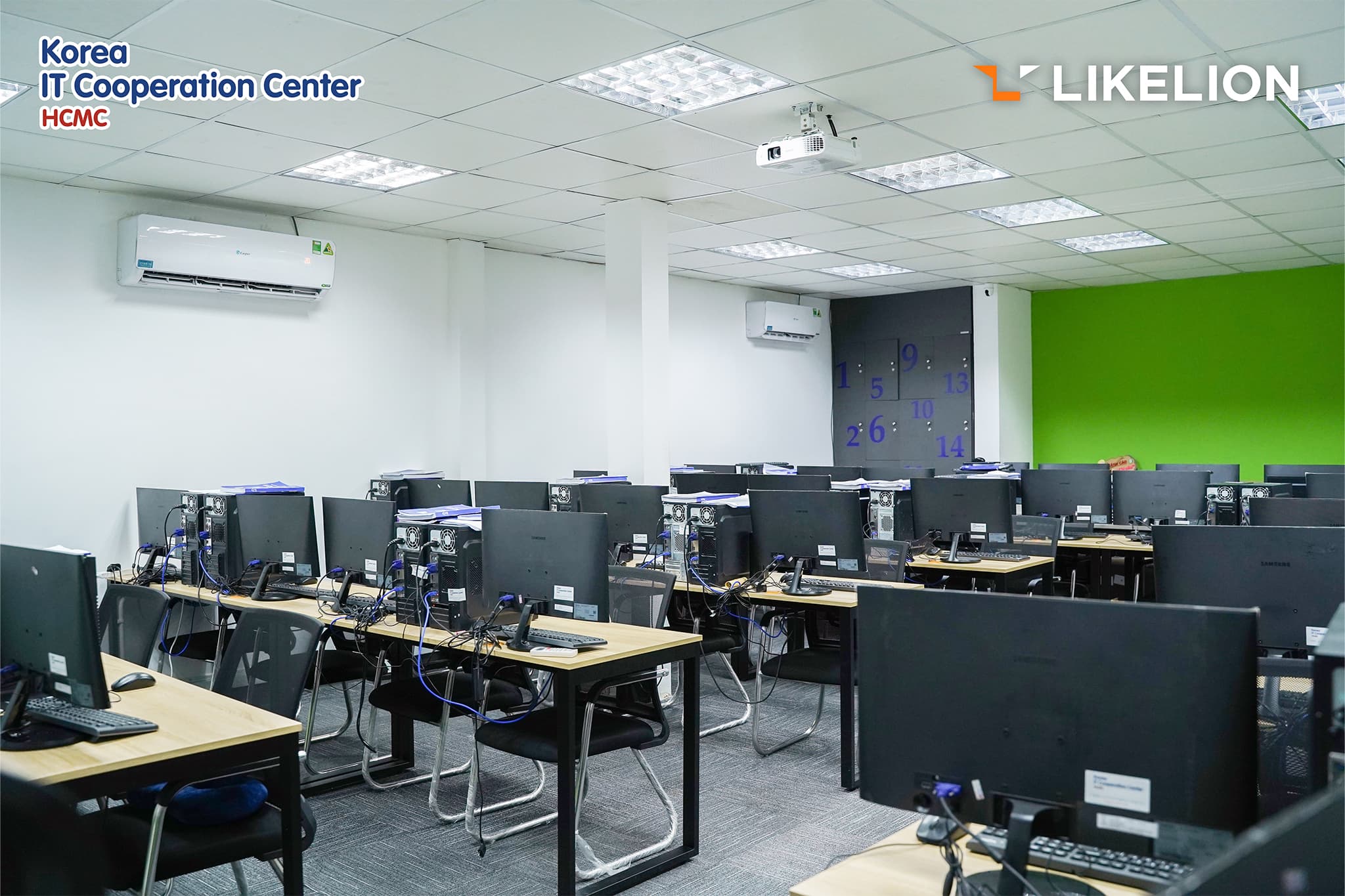 Không gian lớp học diễn ra vào tháng 9 tại KICC HCMC (học viên được trang bị máy tính bàn phục vụ cho việc học tại chỗ)  Không gian lớp học diễn ra vào tháng 9 tại KICC HCMC (học viên được trang bị máy tính bàn phục vụ cho việc học tại chỗ)